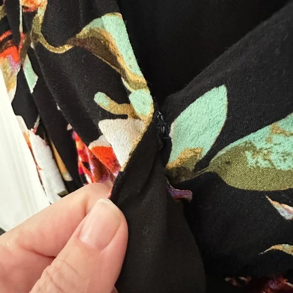 Floral romper / Pantsuit Size Small - Picture 4 of 6